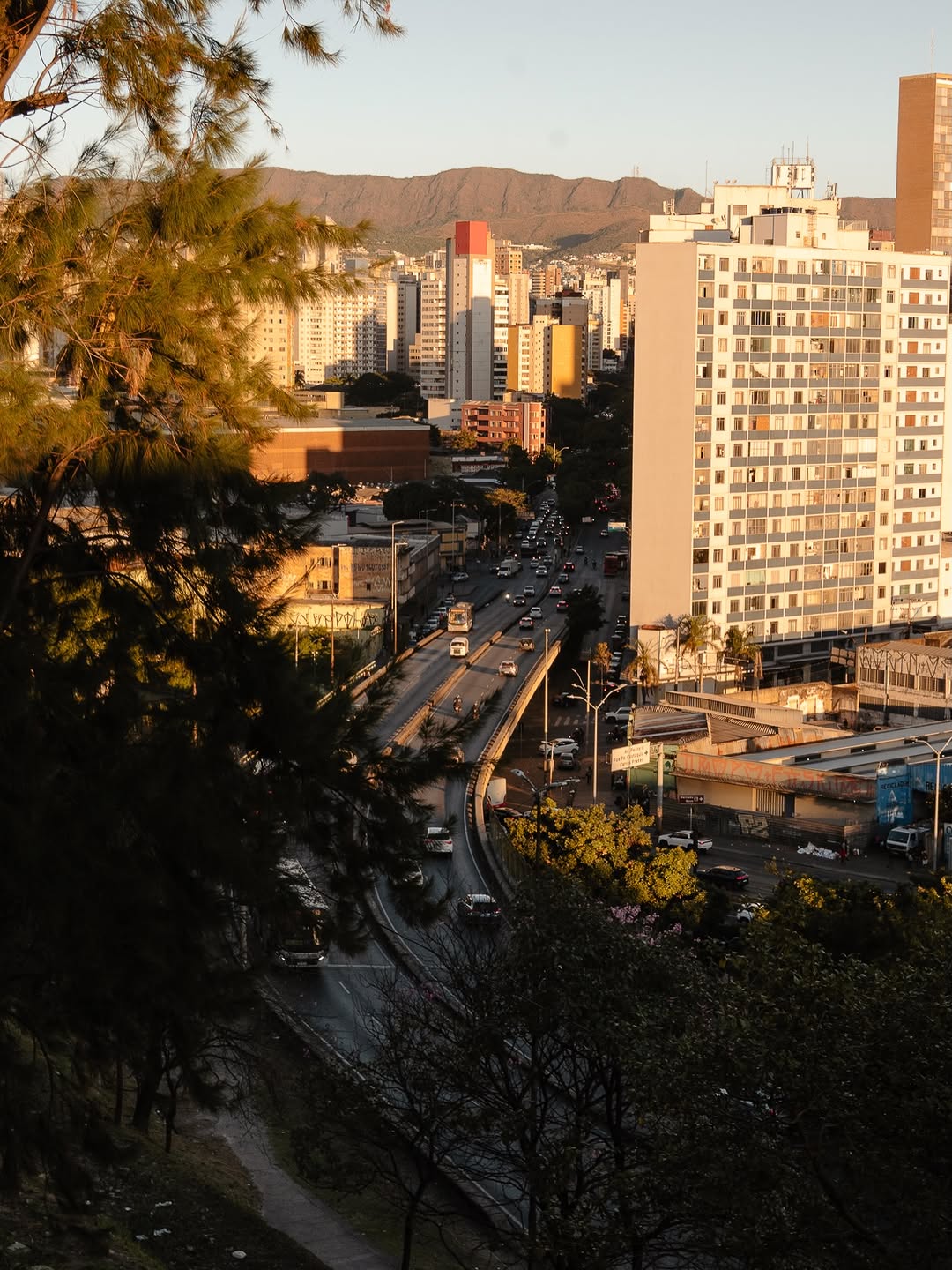 Vista do alto do Carlos Prates: prédios do centro de BH e a Serra do Curral ao pôr do sol