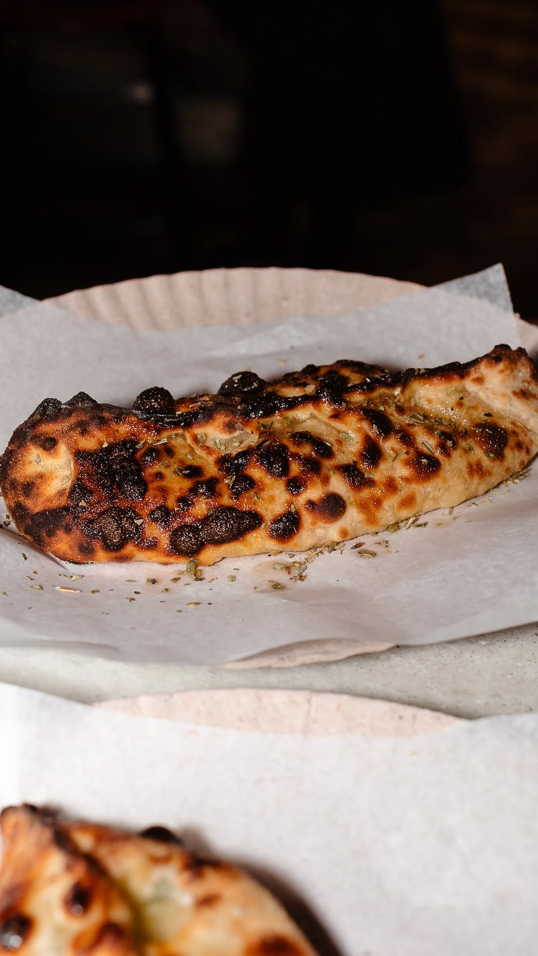 Enrolado de fermentação natural tostado, servido no papel